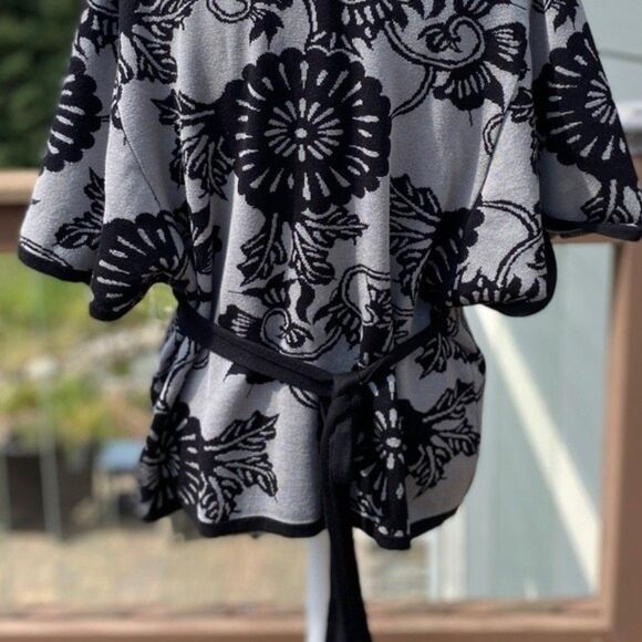 Willi Smith Kimono style cardigan size medium button down sweater floral grey. - Picture 3 of 11